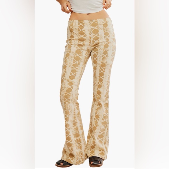 Free People Pants - 😁 NWT 😁Free People Penny Print Flare Hem Pants in Sand Combo - Size 25